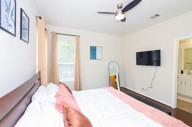 Building Photo - 2418 Allred Dr