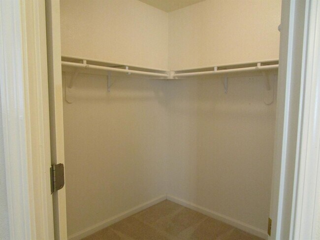 Building Photo - Like Brand New 4 Bedroom 3 Bath Beautiful ...