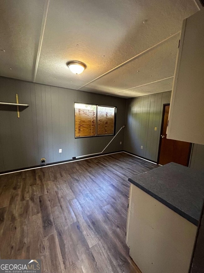 Building Photo - 2891 Village Green Dr