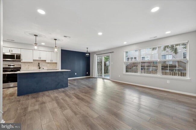 Building Photo - 9 Meadow Ln