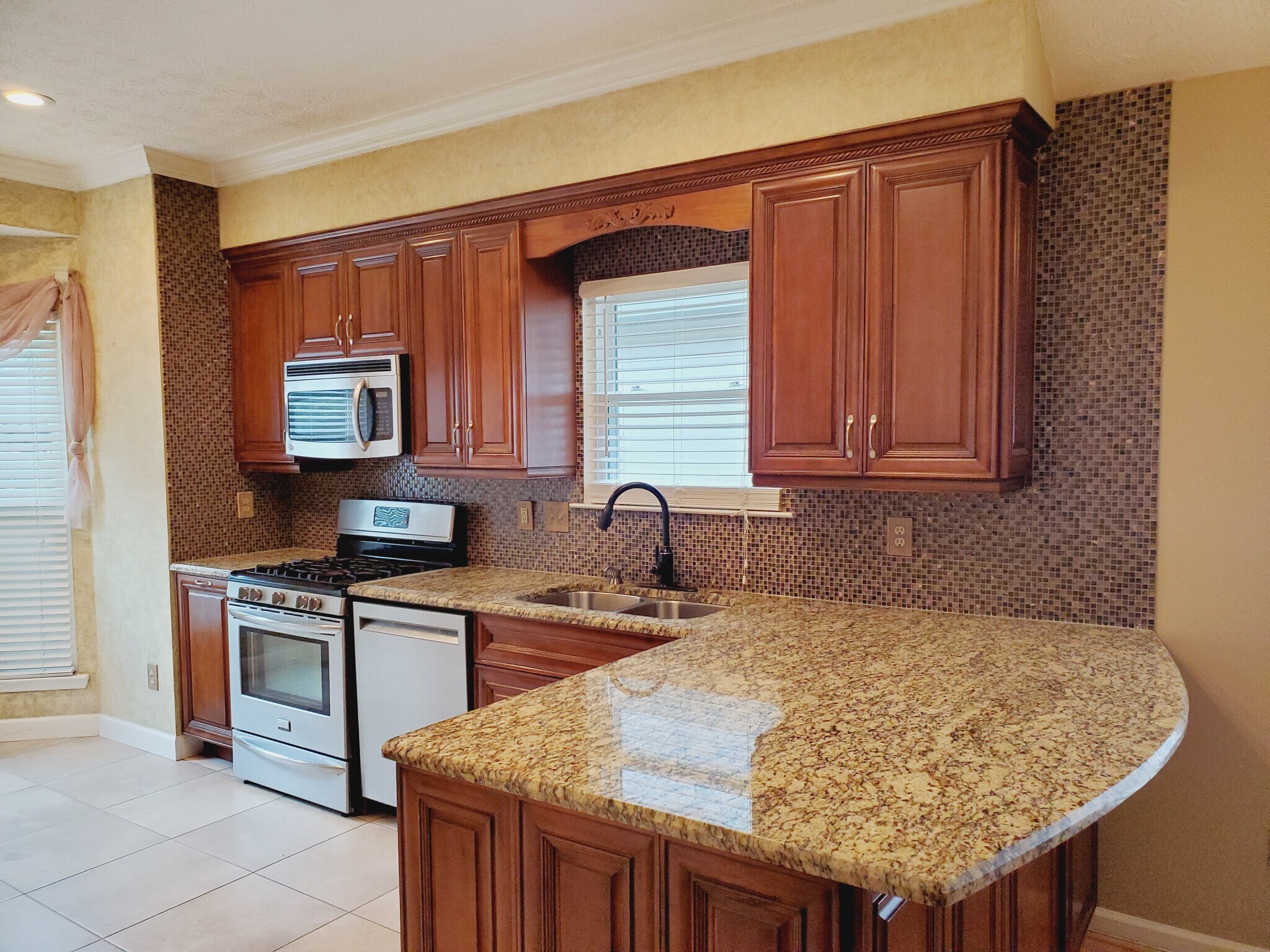 Building Photo - 8900 S Somerset Ln