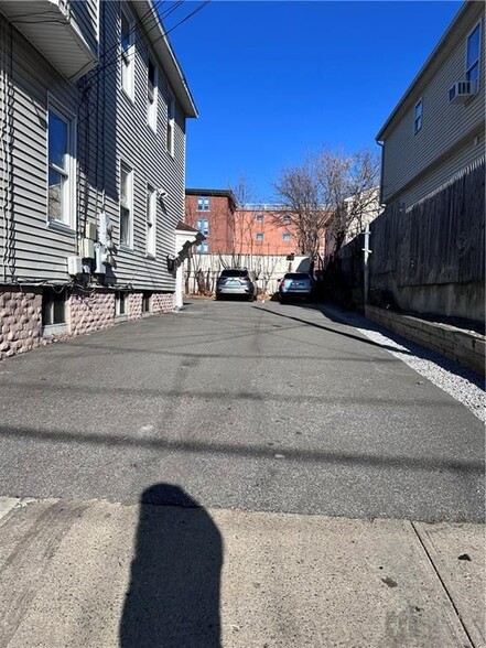 Building Photo - 111 Burnett St