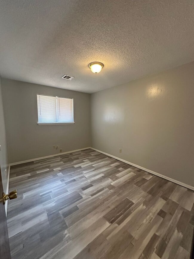 Building Photo - 3 Bed 1 Bath Brick Home with 1 Car Garage
