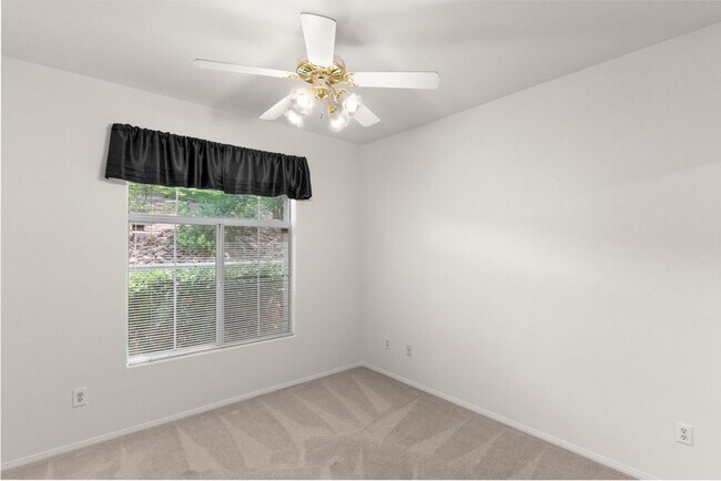 Building Photo - Beautiful 2 Bed 2 Bath ground floor condo in Guard Gated Green Valley Community. 1 Car garage!