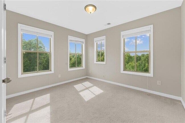 Building Photo - 331 Northaven Ave