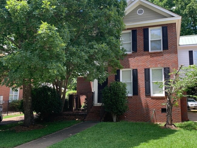 Building Photo - Spacious Townhome close to downtown Auburn...