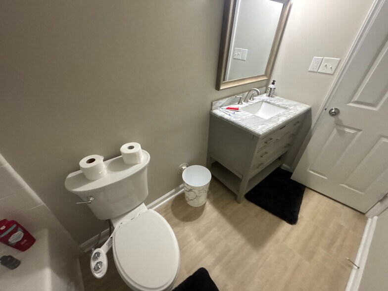 Building Photo - Room in Condo on Winterpointe Ln