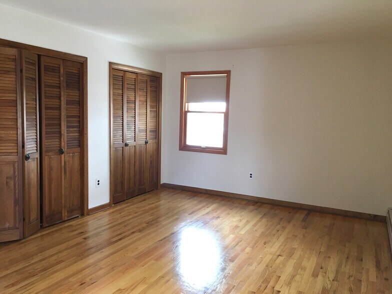 Building Photo - 193 Banta Ave