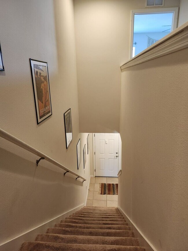 Building Photo - Amazing townhouse for rent