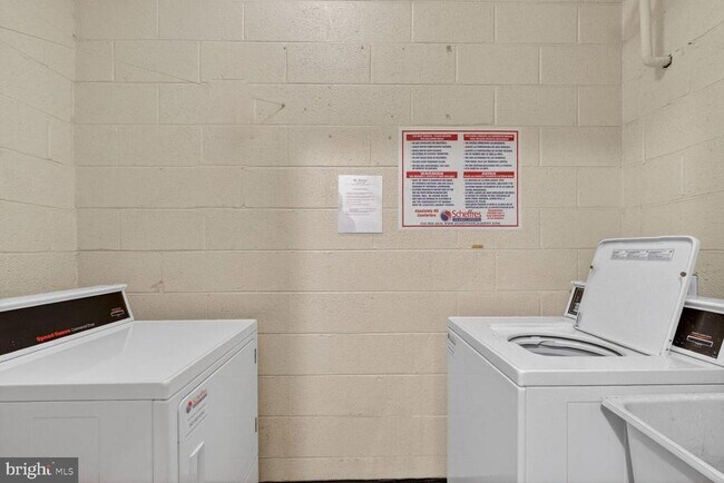 Building Photo - 1280 21st St NW