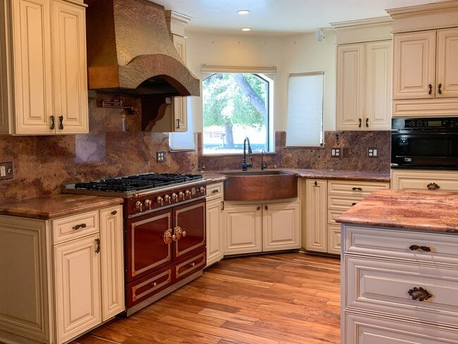 Building Photo - 2 Bedroom Country Home in Hollister