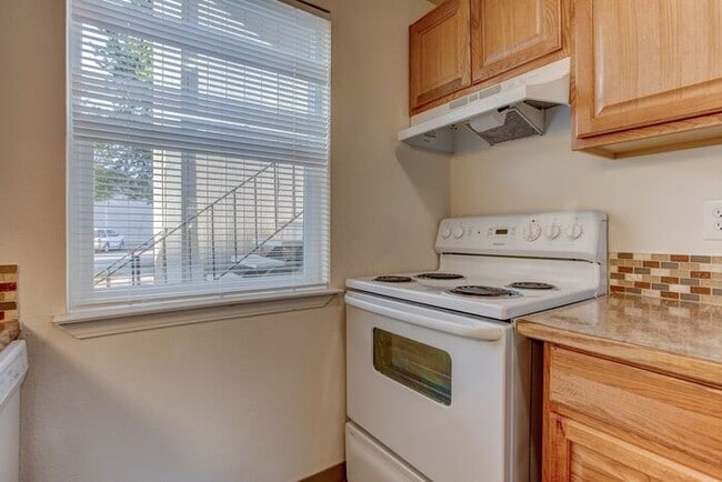Building Photo - 2 bedroom 1 bath close to local shops!!
