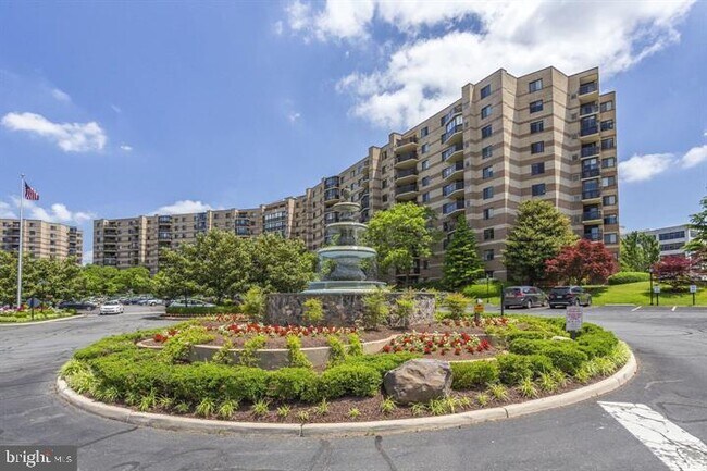 Building Photo - 8370 Greensboro Dr