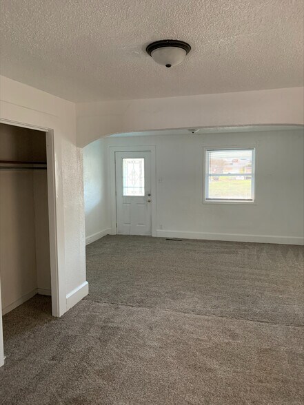 Building Photo - 2414 S Walnut St