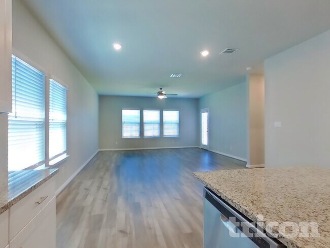 Building Photo - 13551 Paxton Blvd