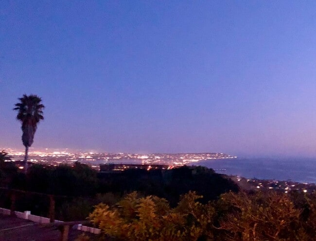 Building Photo - 4 bedroom, 2.5 bathroom home in the desirable Mt Soledad neighborhood.