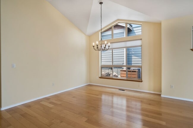 Building Photo - Beautiful Eagle Crest Home with Stunning V...