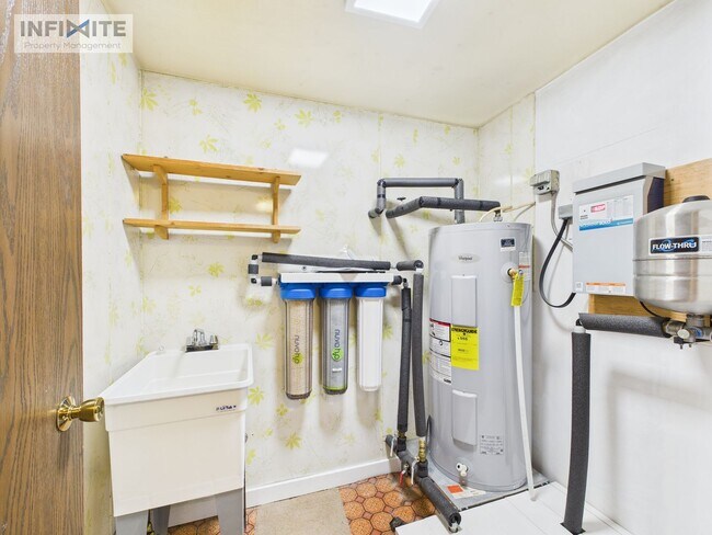 Building Photo - Spacious 3-Bedroom Home