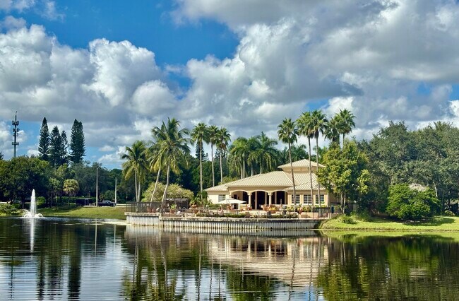 Building Photo - 900 Crestwood Ct S