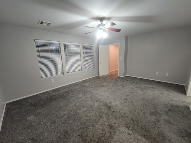 Building Photo - Fantastic 3bed/2.5 bath in Southwest ready for immediate move-in! Make the Move for Less: $500 Of...