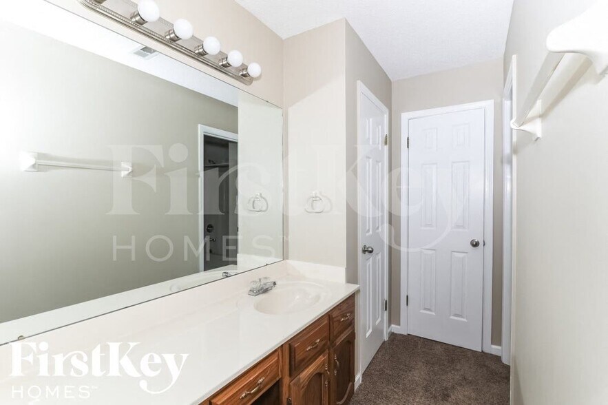 Building Photo - 8491 Highland Glen Cir N