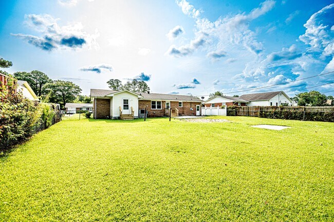 Building Photo - 204 Wildwood Rd