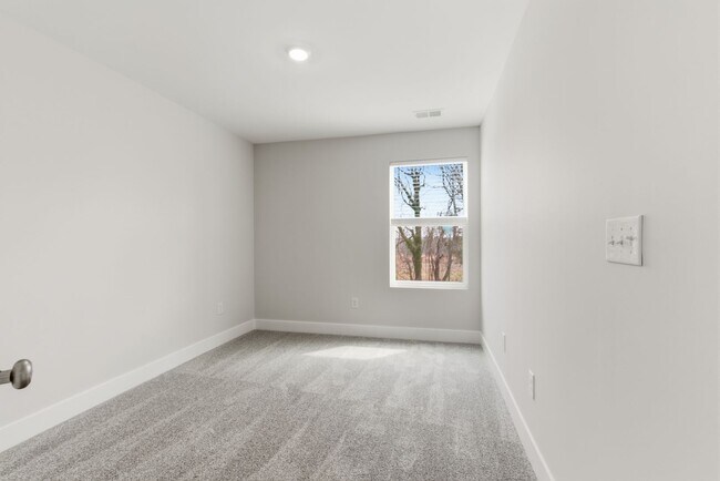 Building Photo - Beautiful 3 Bedroom 2.5 Bath Townhome in East Main Meadows