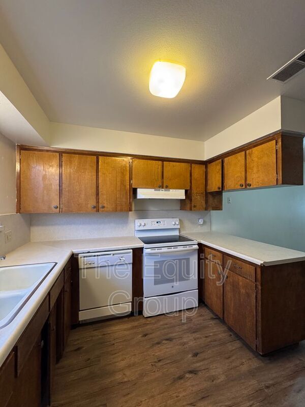 Building Photo - 3633 W Colonial Ave
