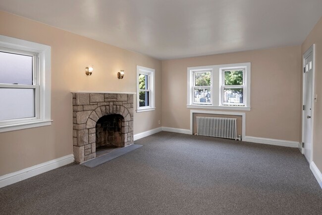 Building Photo - 25 Greenview Ave