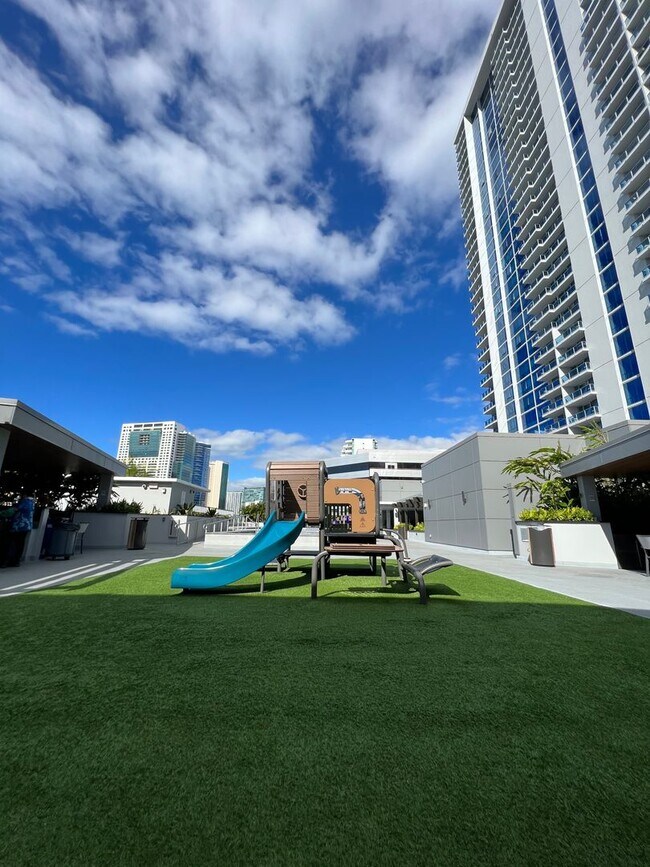 Building Photo - ** 2 BEDROOM 2 BATH** 2 covered PARKING, O...