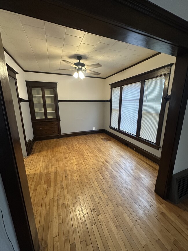 Dinning Room - 23 E Melvin Ave