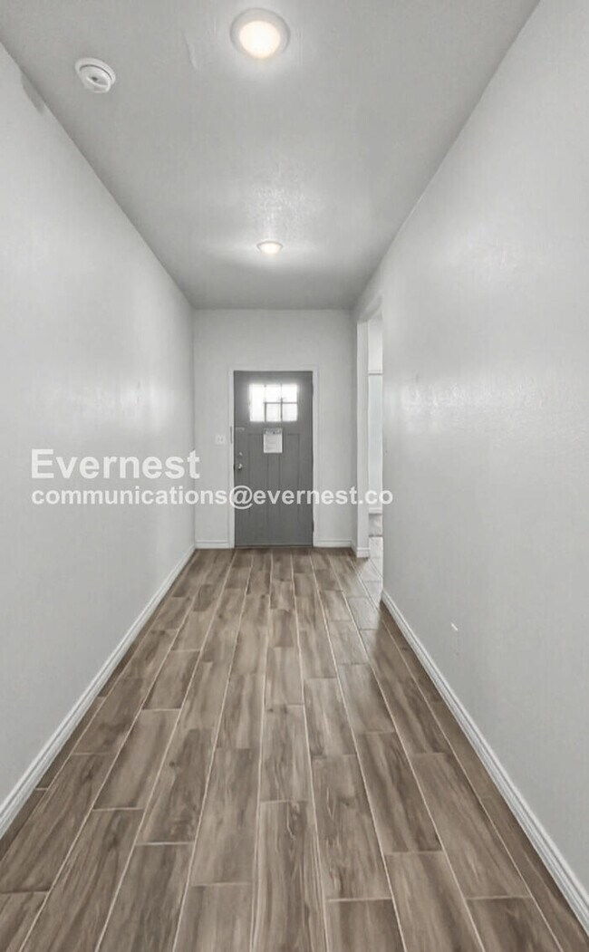 Building Photo - 2236 Hornbeam St