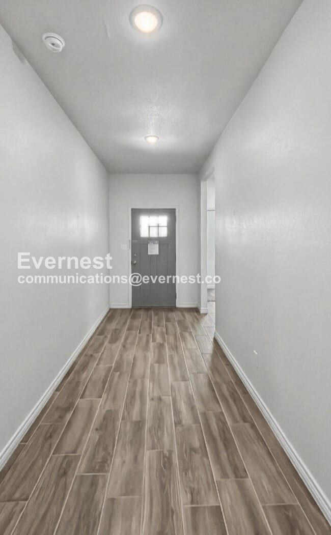 Building Photo - Limited Time Special Offer / 3 Bed/2 Bath Home with Attached Garage / Pet-Friendly / Vouchers Acc...