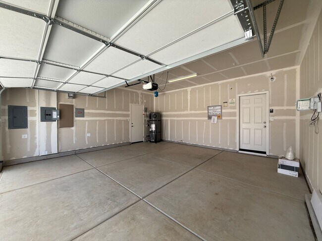 Building Photo - 3 bedroom, 2 bathroom home located in the vibrant community of Madera, CA