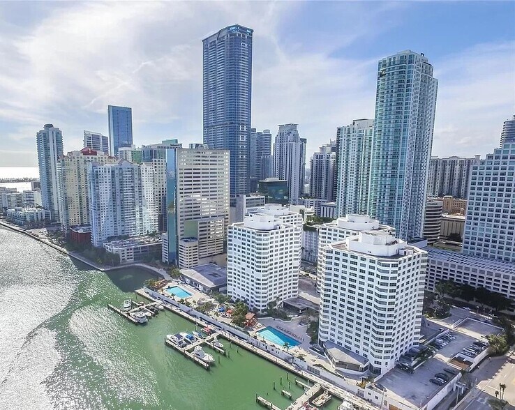 Building Photo - 905 Brickell Bay Dr
