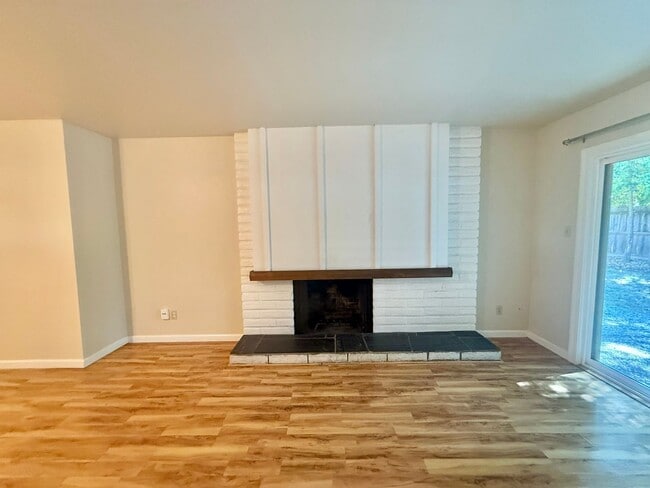 Building Photo - 604 Radcliffe Dr