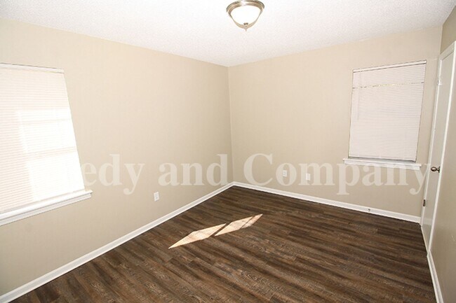 Building Photo - 3230 Sweet Springs Dr