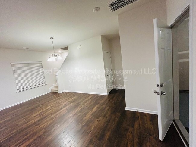 Building Photo - 9315 Grand Valley Dr