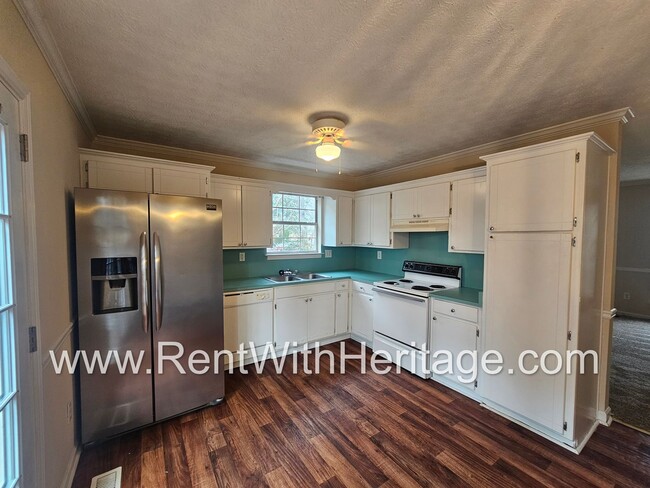 Building Photo - AWESOME 2 BEDROOM / 1.5 BATH APARTMENT IN ...