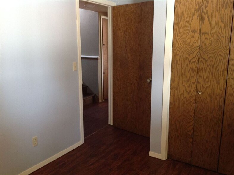 Building Photo - 809 W Ridgeview Dr