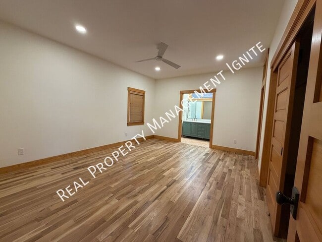 Building Photo - 453 S Pine St