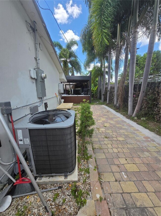 Building Photo - 1730 SW 93rd Ct