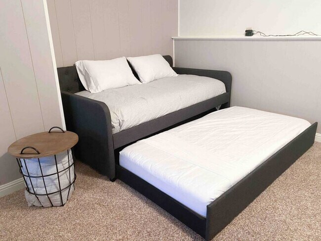 Building Photo - 11423-11425 5 Cedars Rd