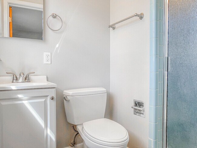 Building Photo - Cute 3 bed 2 bath!