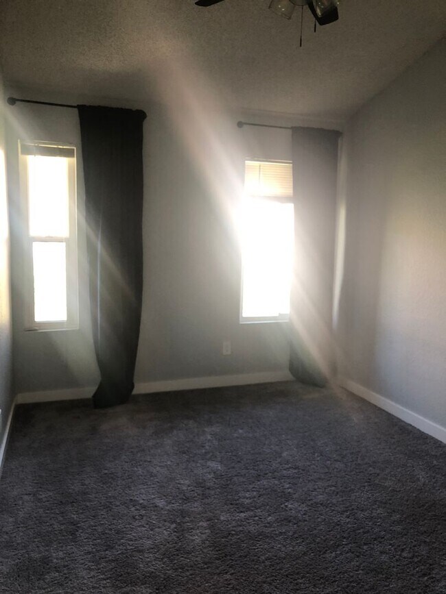 Building Photo - 3 bedroom 2 bathroom Condo in Helendale!