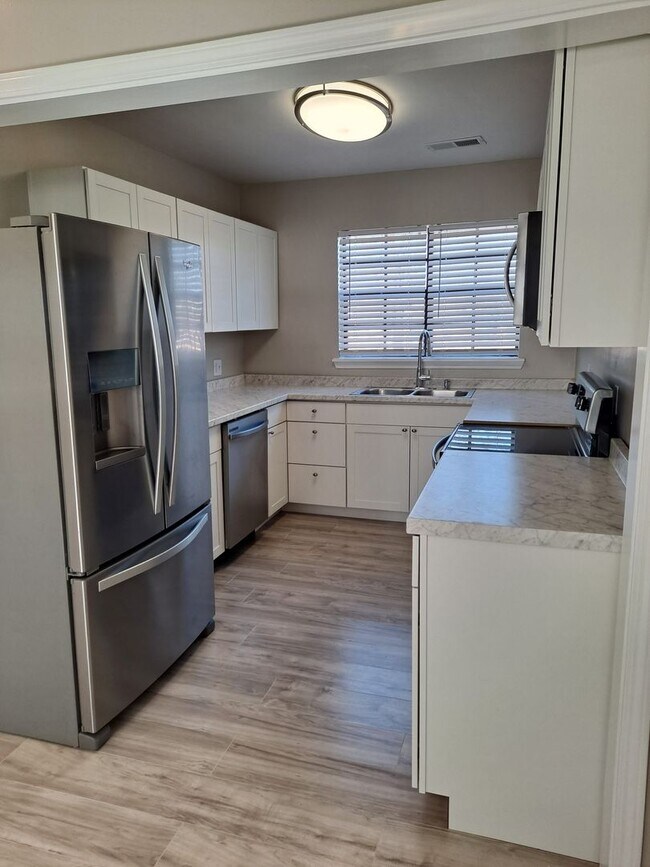 Building Photo - 2 bedroom 2 bath condo $1,150.00 water included