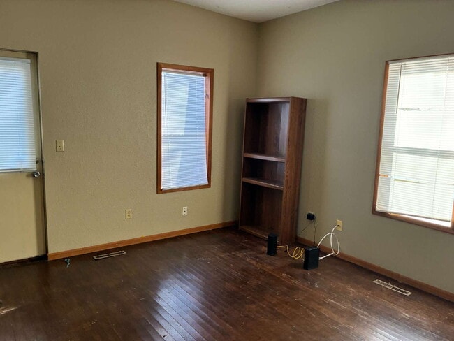 Building Photo - 2 bed 1 bath near UWEC area!