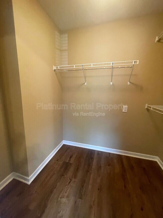 Building Photo - 6583 Silk Tree Pointe