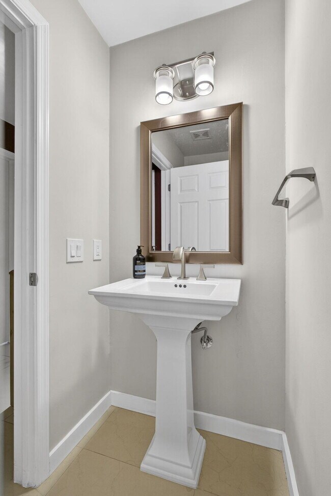 Building Photo - 11894 Donlin Dr
