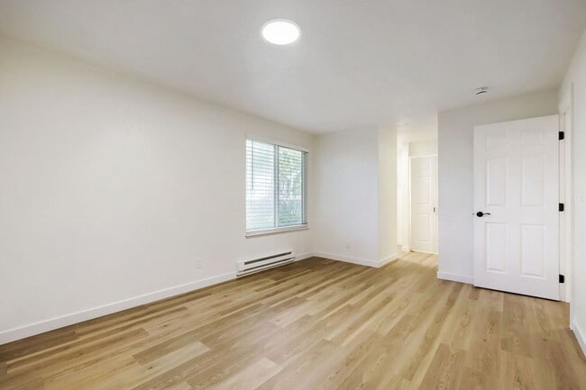 Building Photo - 14502 NE 30th Pl